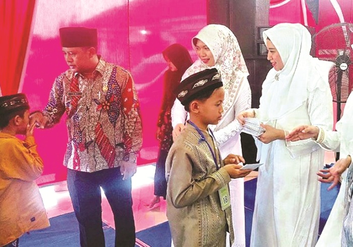 KESEJAHTERAAN: Ketua TP PPK Sampang Selviana Slamet Junaidi (kanan) menyalurkan santunan anak yatim di Pendopo Trunojoyo, Kamis&nbsp;(25/9). (DOKUMEN JPRM)