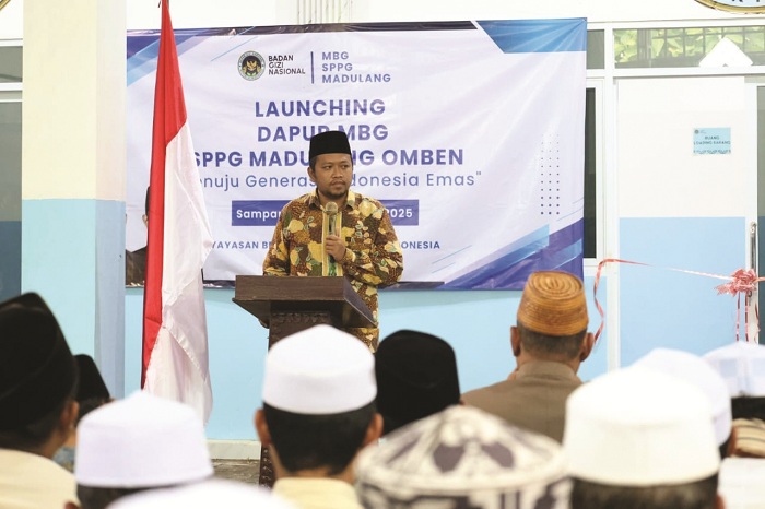 KARISMATIK: Wabup Sampang Ahmad Mahfudz menyampaikan sambutan sebelum meresmikan SPPG Madulang, Omben, Sampang, Minggu (16/11). (PROTOKOL UNTUK JPRM)