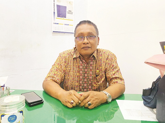 BERI PENJELASAN: Kabid Linjamsos Dinsos Pamekasan Agus Wijaya saat ditemui di ruang kerjanya, Kamis (14/8). (DOK JPRM)