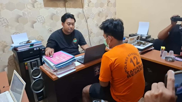 PASRAH: Penyidik Satresnarkoba Polres Bangkalan menginterogasi pengedar narkoba Feri di Mapolres Bangkalan, Jumat (14/11). (POLRES BANGKALAN UNTUK JPRM)