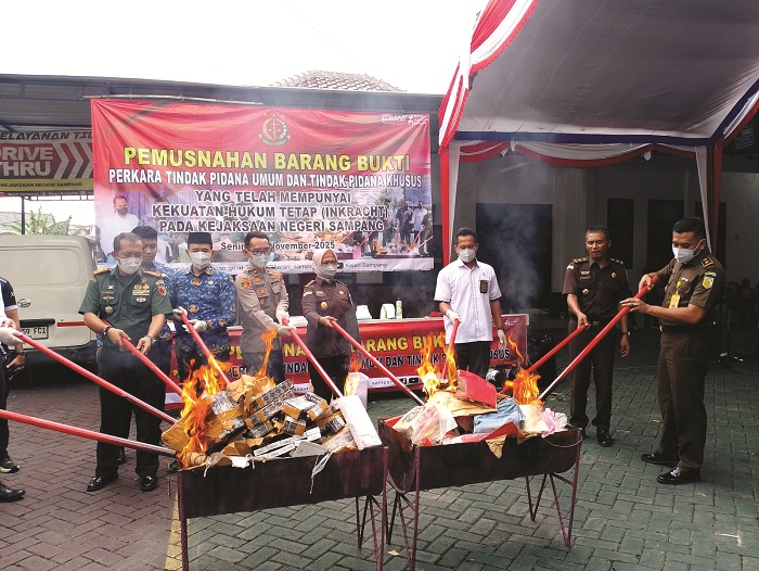 DIMUSNAHKAN: Kajari Sampang Fadilah Helmi (berkerudung) memusnahkan BB perkara yang telah inkrah di halaman kantornya Senin (17/11). (UBAIDILLAHIR RAIE/JPRM)&nbsp;