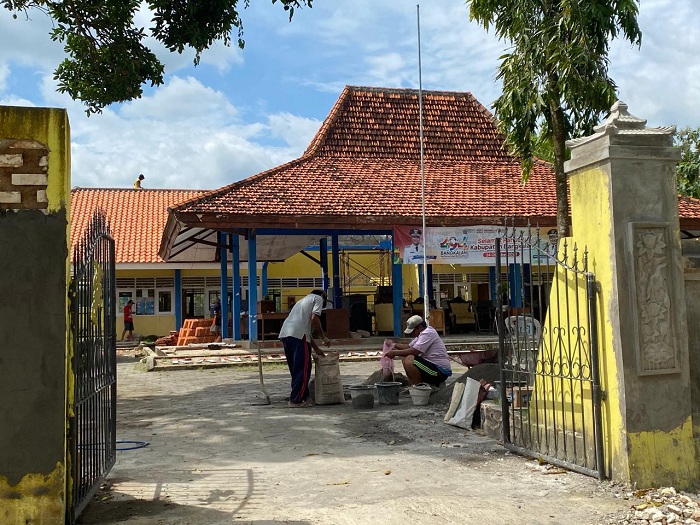 REHABILITASI: Tukang sibuk bekerja di halaman Kecamatan Tanjungbumi, Sabtu (15/11). (JUPRI/JPRM)