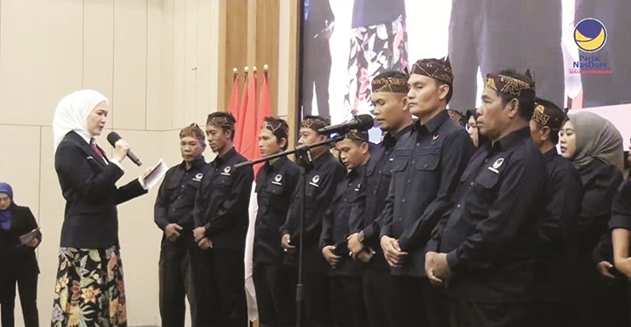 BERJALAN LANCAR: Ketua DPW Nasdem Jatim Hj Lita Machfud Arifin saat melantik pengurus DPD Partai Nasdem Sumenep periode 2025&ndash;2029 di Ballroom MYZE Hotel, Minggu (16/11). (AKIS JASULI UNTUK JPRM)