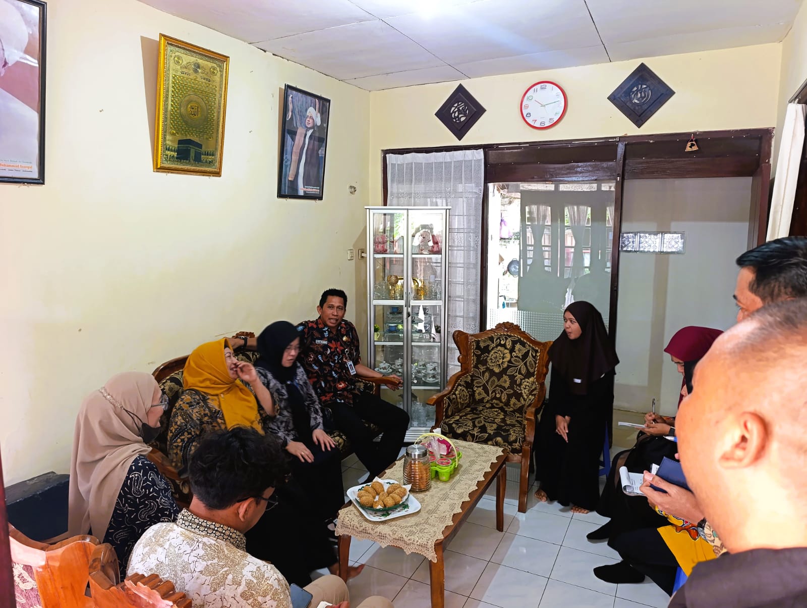 TURUN LANGSUNG: Kabag Perekonomian SDA Setkab Sumenep bersama Biro Perekonomian Setprov Jawa Timur dan jajaran lainnya saat mengunjungi rumah satu peserta pelatihan kerja di Desa Kolor, Kecamatan Kota