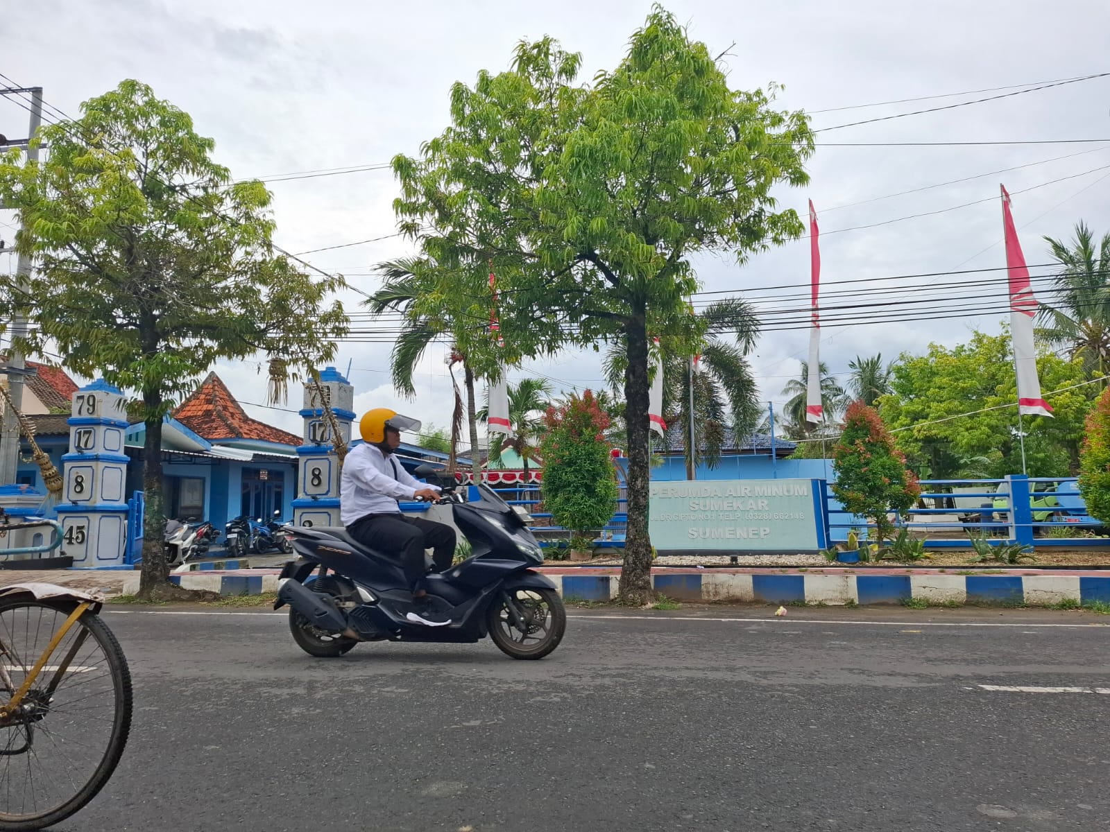 LANDAI: Masyarakat melintas di depan kantor Perumda Air Minum Sumekar di Jalan Dr. Cipto, Desa Kolor, Kecamatan Kota Sumenep, Rabu (12/11).