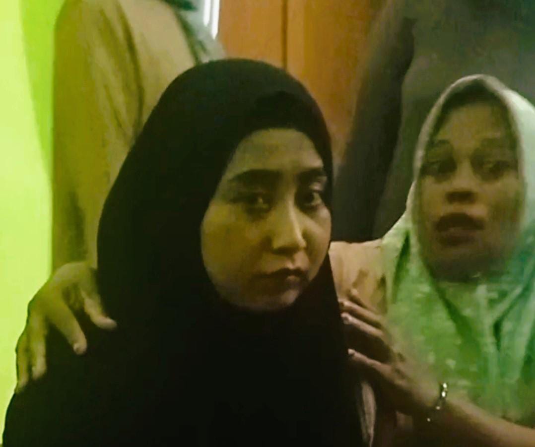 KEBINGUNGAN: Perempuan tanpa identitas ditemukan warga di Desa Lesong Daja, Kecamatan Batumarmar, Sabtu (15/11) malam.