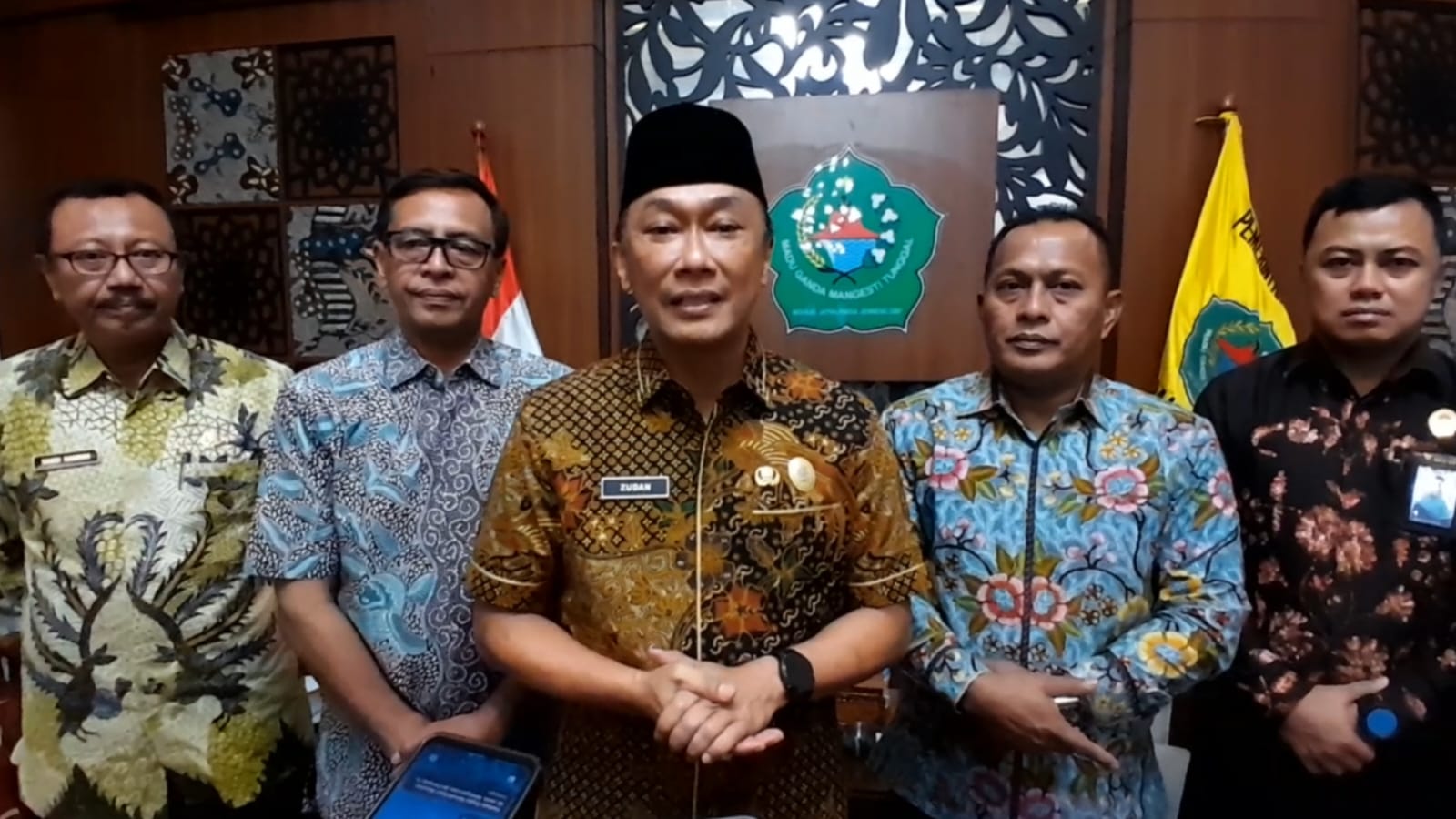 MENJAWAB: Kepala BKN RI Zudan Arif Fakrulloh memberikan keterangan pers di Pringgitan Dalam Pendopo Ronggosukowati Minggu (16/11).
