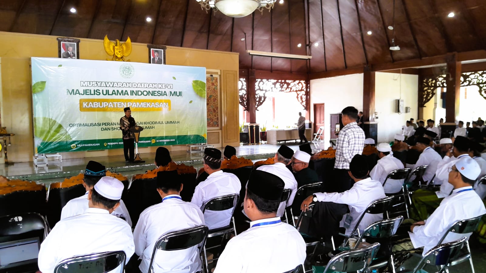 KOMITMEN: Bupati Pamekasan KH Kholilurrahman membuka Musda MUI VI di Pendopo Ronggosukowati, Minggu (16/11).