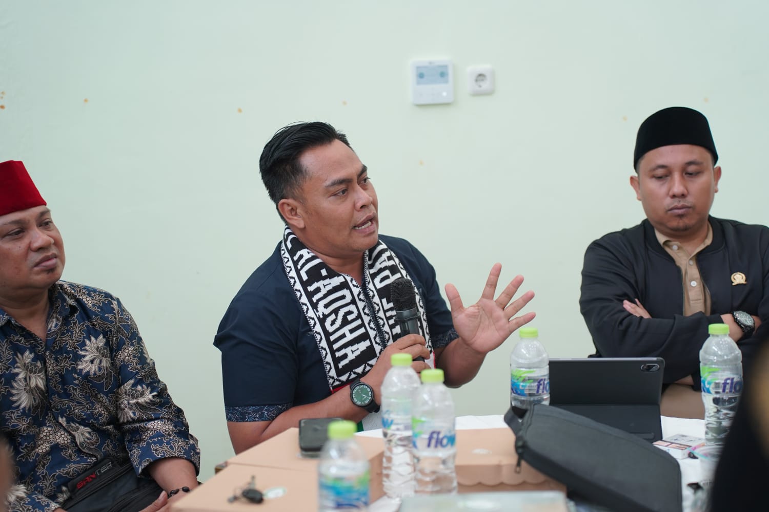 BERI PENDAPAT: Anggota Komisi IV DPRD Pamekasan Abd. Rasyid Fansari saat mengemukakan pendapat dalam diskusi publik di UIN Madura, Kamis (30/10).