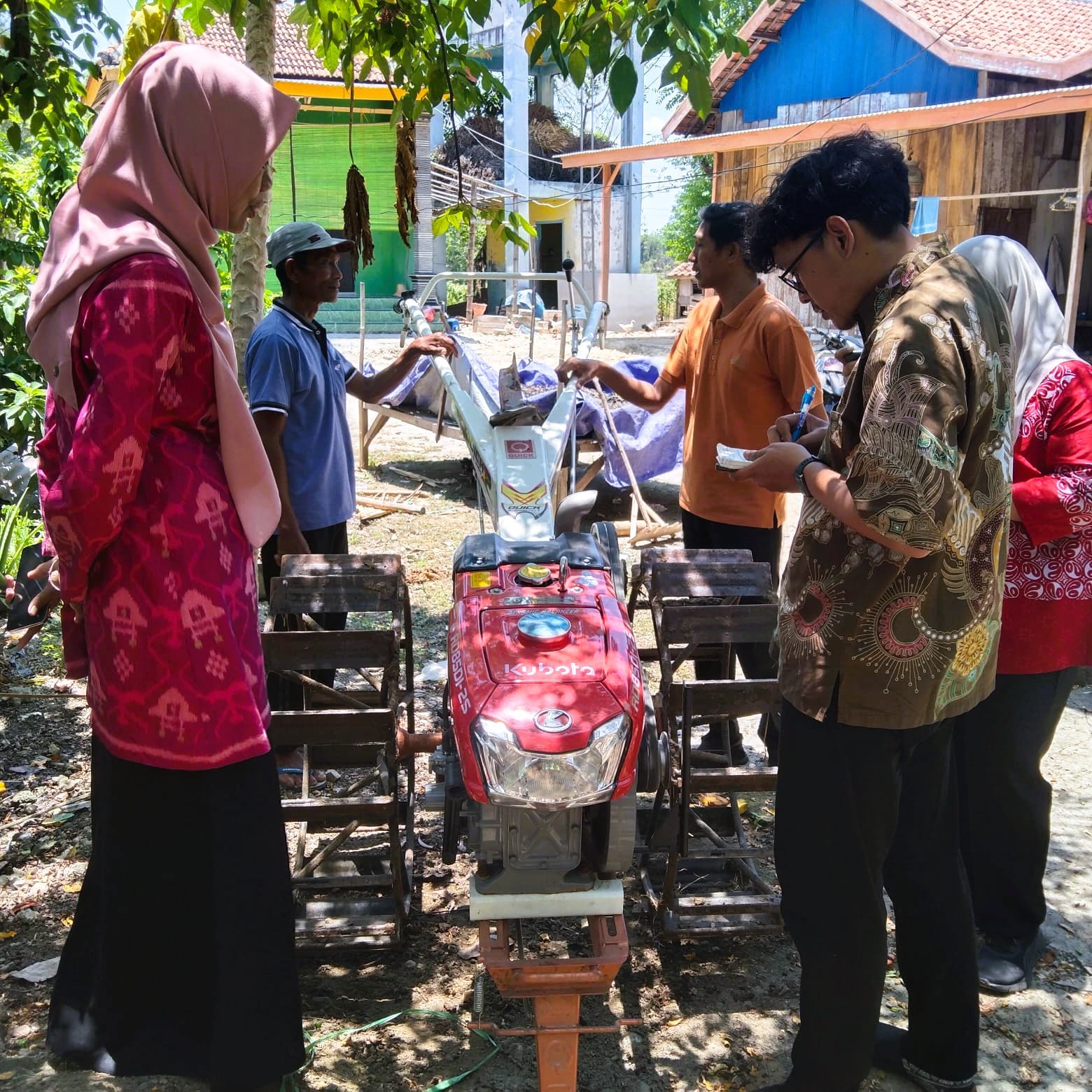 PENDISTRIBUSIAN: Tim dari Biro Perekonomian Setprov Jatim saat memonev bantuan hand tractor semester satu ke Poktan Desa Astapah, Kecamatan Omben, Jumat (10/10).