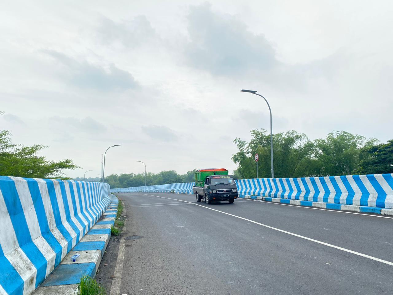 PENERANGAN: pengendara sepeda motor melintas di ruas Jalan Halim Perdana Kusuma Sampang Rabu (12/11).