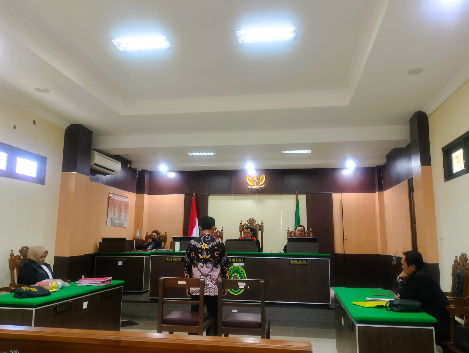 HUKUM: Eks Kepala SDN Jungkarang 4 Makki saat mengikuti sidang putusan di PN Sampang, Kamis (24/4).