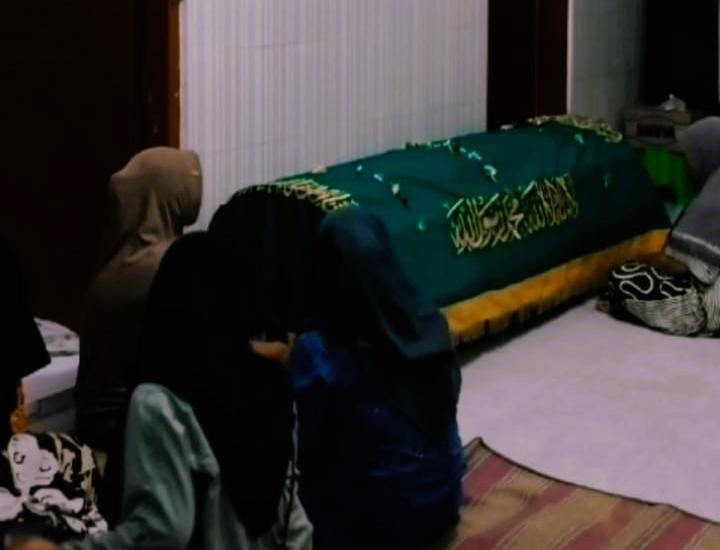 BERDUKA: Jenazah Moh. Ghibran Alvian Mahrus saat berada di rumah duka saat hendak dikebumikan di Jalan Kamboja, Kelurahan Dalpenang, Kecamatan Kota Sampang.