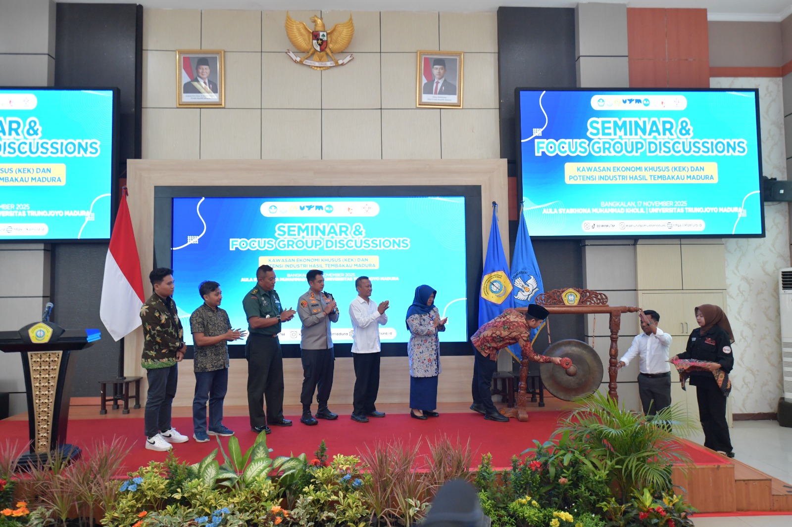 PUKUL GONG: Civitas akademika UTM mengikuti FGD kawasan ekonomi khusus (KEK) Madura, di Aula Syaikhona Muhammad Kholil lantai 10 gedung Graha Utama UTM Bangkalan, Senin (17/11).
