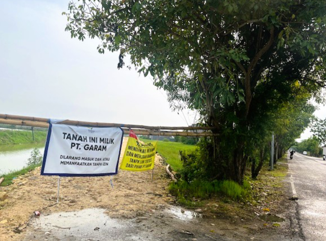 BERMASALAH: Kondisi proyek normalisasi Sungai Gunggung di Kecamatan Kota yang dihentikan PT Garam, Sabtu (15/11).