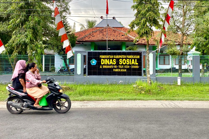 LAYANAN PEMERINTAHAN: Pengendara sepeda motor melintas di depan kantor Dinsos Pamekasan, Rabu (5/11). (FAHMI JALIL/JPRM)