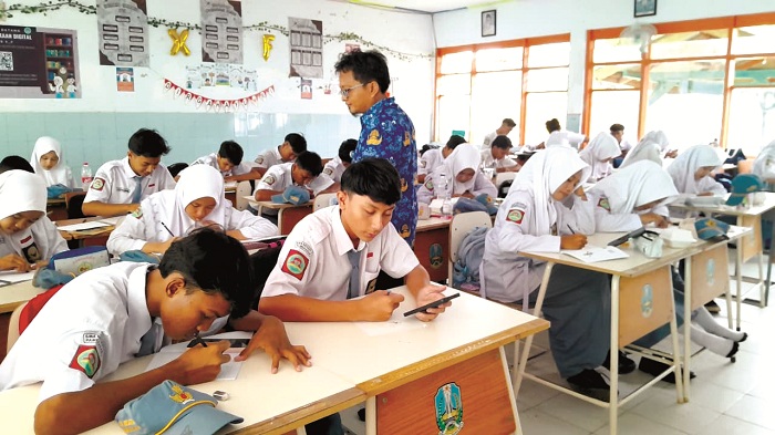 TIDAK MENERIMA MBG: Murid SMAN 2 Pamekasan sedang fokus mengikuti kegiatan bejar mengajar, Senin (17/11). (M. KHOLIL RAMLI/JPRM)