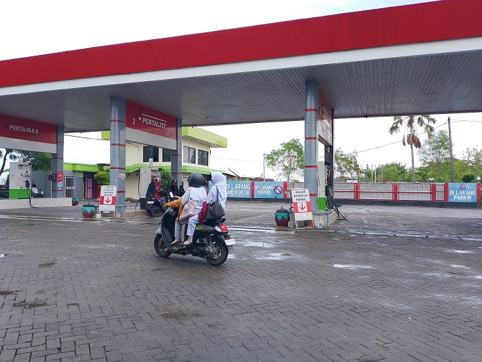 TKP: Warga berada di SPBU 5469206 Desa Tambaan, Kecamatan Camplong, Sampang, Selasa (28/10). (UBAIDILLAHIR RAIE/JPRM)
