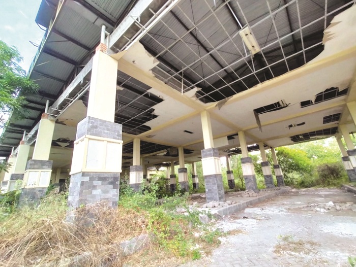 MANDEK: Terminal tipe A Bangkalan di Desa Masaran, Kecamatan Tragah, terbengkalai Senin (18/8). (VIVIN AGUSTIN HARTONO/JPRM)