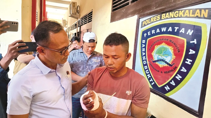 NGAKU KHILAF: Kasatreskrim AKP Hafid Dian Maulidi menginterogasi Cholis, tersangka pembunuhan balita di Mapolres Bangkalan, Kamis (14/8). (ZEINAL ABIDIN/JPRM)