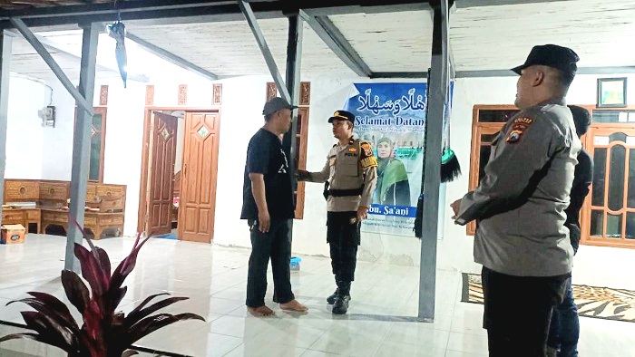 PENYELIDIKAN: Anggota Polsek Omben dan anggota Satreskrim Polres Sampang melakukan olah TKP pencurian di Desa Rapa Laok, Kecamatan Omben, Senin (17/11). (HUMAS POLRES UNTUK JPRM)
