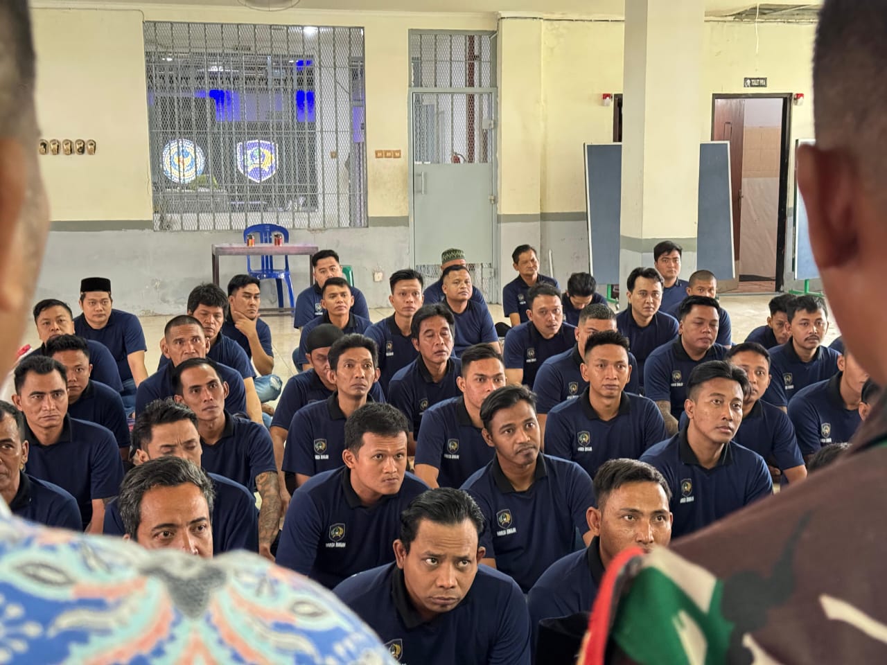 BERBAHAGIA: Para napi diberikan arahan sebelum keluar dari Lapas Narkotika Kelas II-A Pamekasan, Sabtu (15/11).