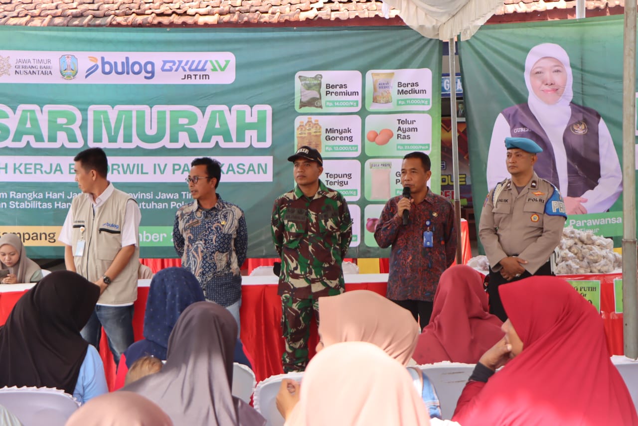 ANTUSIAS: Warga Kecamatan Omben, Sampang, antre menunggu giliran belanja di pasar murah yang digelar Bakorwil IV Pamekasan, Jumat (14/11).