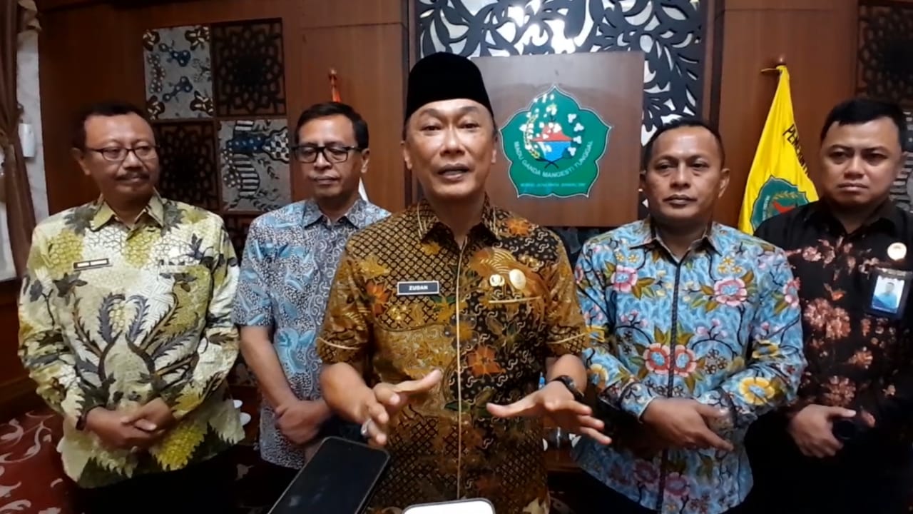 TEGAS: Kepala BKN RI Zudan Arif Fakrulloh ditemui sejumlah media saat kunjungan kerja ke Pemkab Pamekasan, Minggu (16/11).