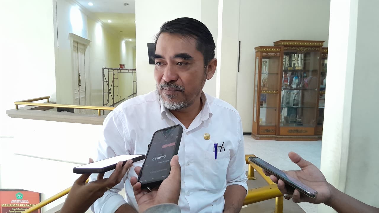 MENJAWAB: Kabid Pemdes DPMD Pamekasan menjawab pertanyaan wartawan usai rapat tertutup inventarisasi data Pilkades Serentak dan PAW kemarin (17/11).