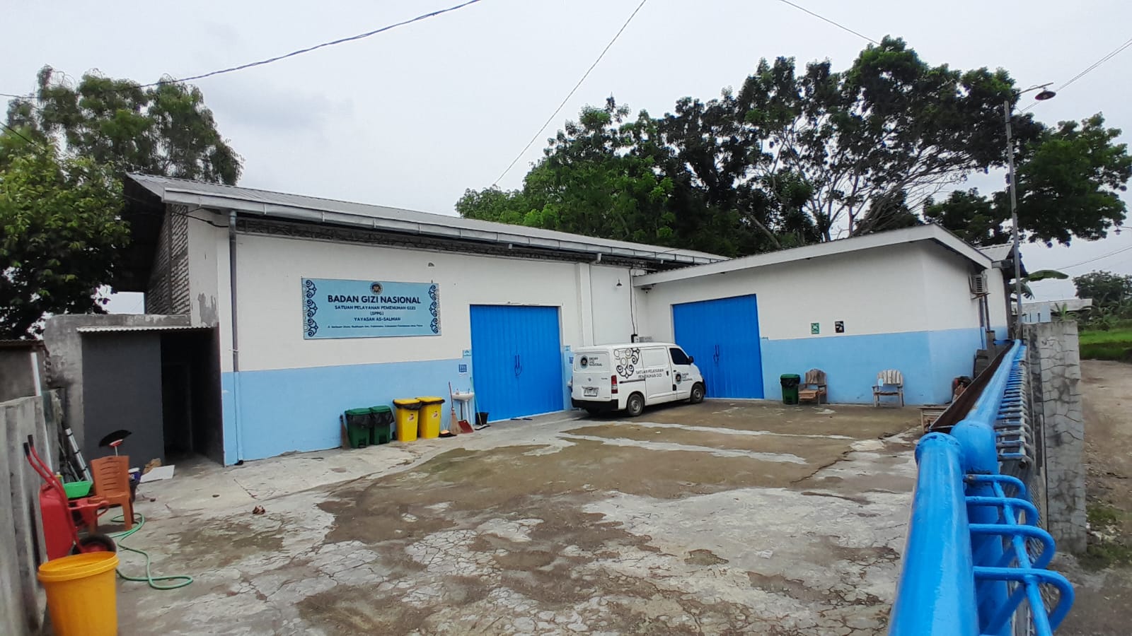 TUTUP: Dapur SPPG Yayasan As-Salman dalam kondisi ditutup kemarin (17/11).
