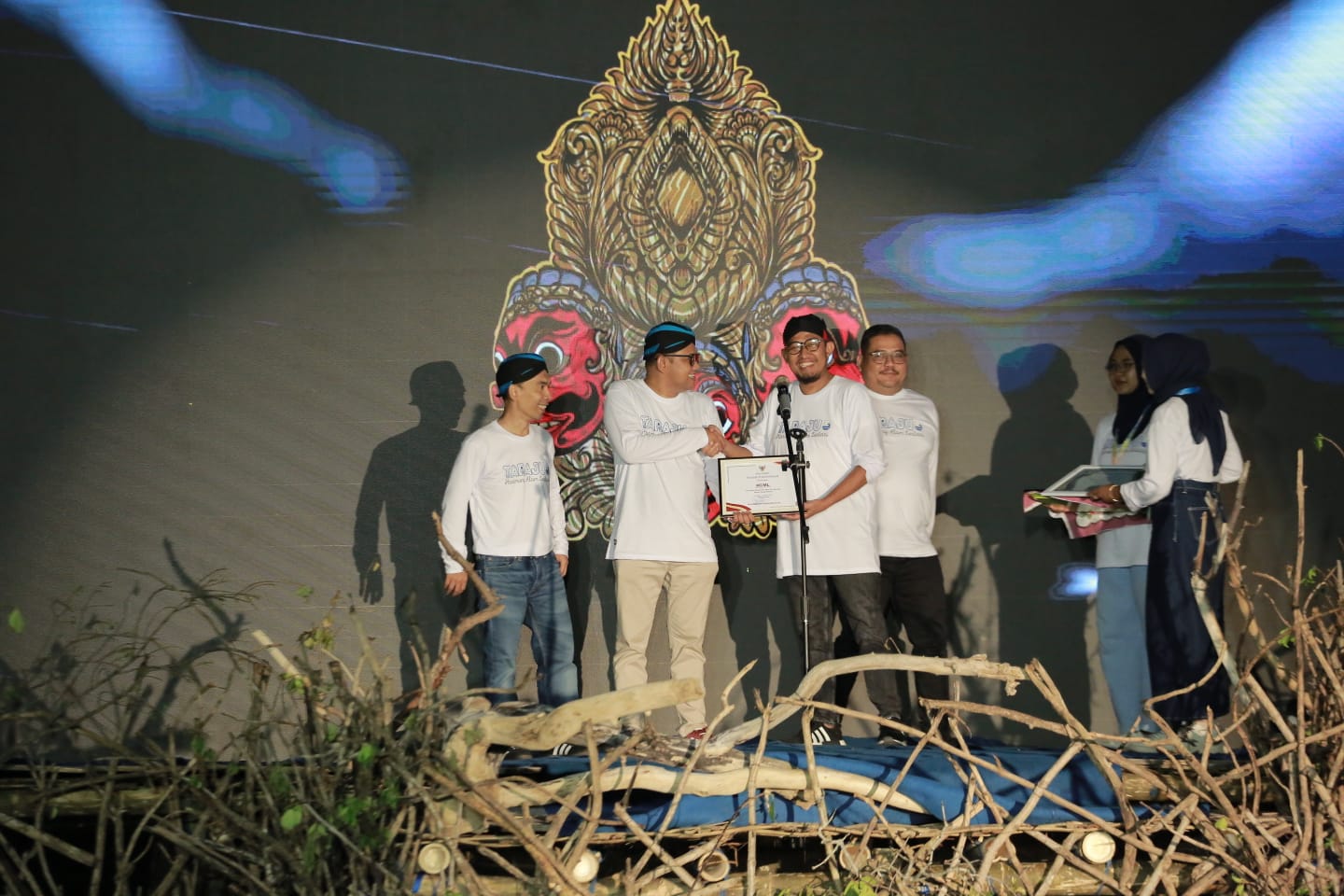 Manager Regional Office and Relation HCML Hamim Tohar memberikan memento kepada Bupati Sumenep Achmad Fauzi Wongsojudo pada gelaran Festival Pesisir 3 di Bluto, Sumenep 2024.