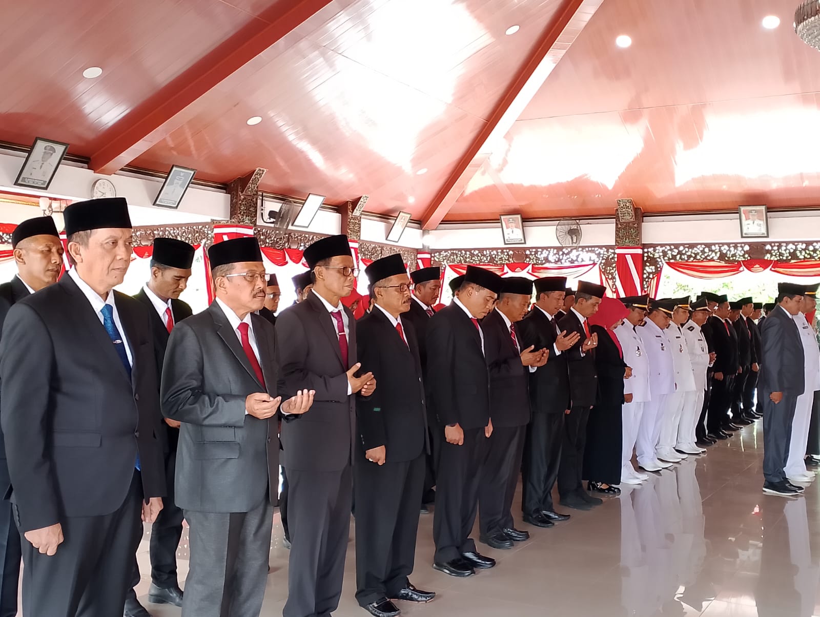 DILANTIK: Pejabat di bawah naungan Pemkab Sampang mengikuti pengukuhan dan pelantikan di Pendopo Trunojoyo, Jumat (14/11).