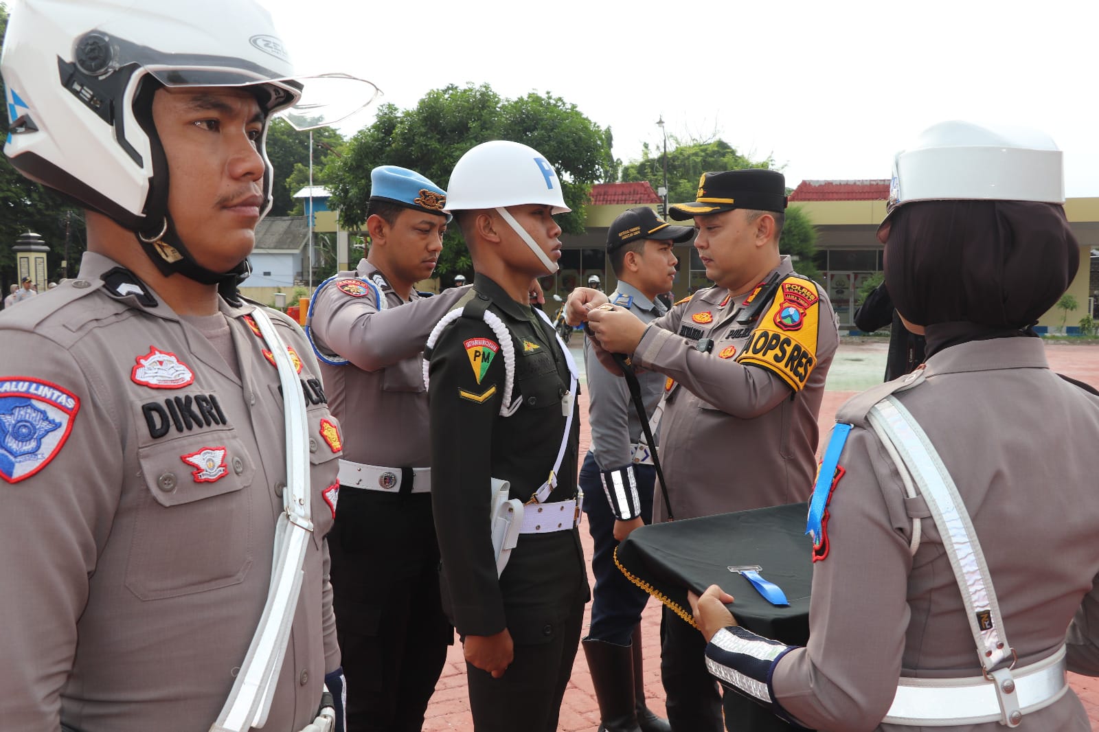 TERTIB: Kapolres AKBP Rivanda saat mengecek kesiapan pasukan di Mapolres Sumenep, kemarin (17/11).