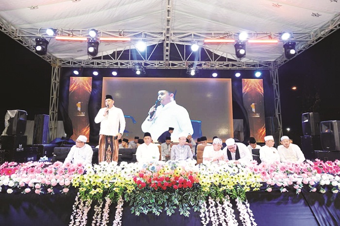 MERIAH: Ketua Majelis Salawat Tangga Seribu Andi Ali Syahbana menyampaikan sambutan dalam milad pertama, Senin (17/11) malam. (MAJELIS SALAWAT TANGGA SERIBU UNTUK JPRM)