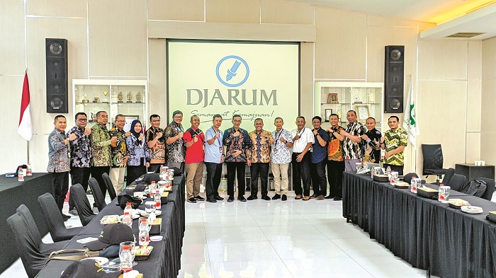 KOMPAK: Bupati Pamekasan KH Kholilurrahman dan Wabup H Sukriyanto didampingi OPD teknis dan asosiasi tembakau berfoto bersama saat berkunjung ke PT Djarum, Rabu (16/7). (PROKOPIM PAMEKASAN UNTUK JPRM)