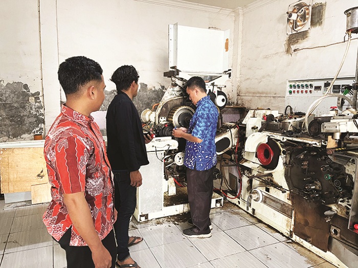 PRODUKSI: petugas saat mendata SPM di PR yang ada di Kecamatan Camplong beberapa waktu lalu. (DISKOPINDAG UNTUK JPRM)