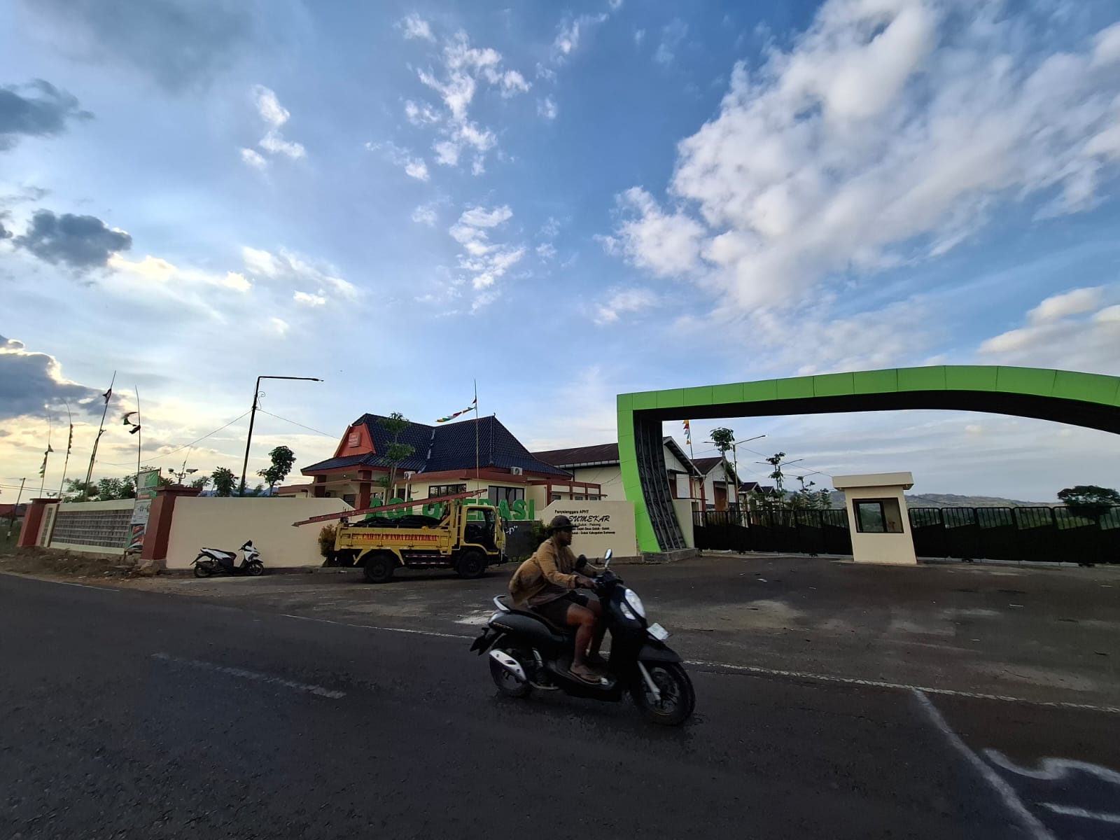 LOKASI: Pengendara motor melintas di Gedung APHT Kecamatan Guluk-Guluk