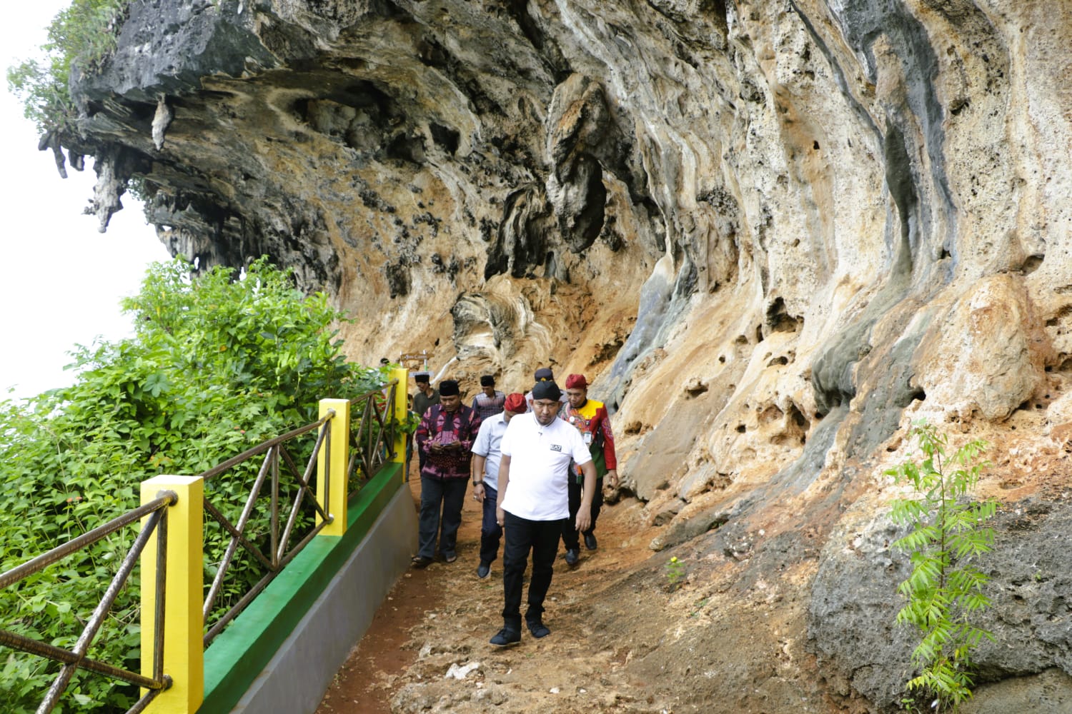 ANTUSIAS: Bupati Sumenep Achmad Fauzi Wongsojudo berkunjung ke wisata Batu Cangga, Pulau Gili Iyang, Kecamatan Dungkek.