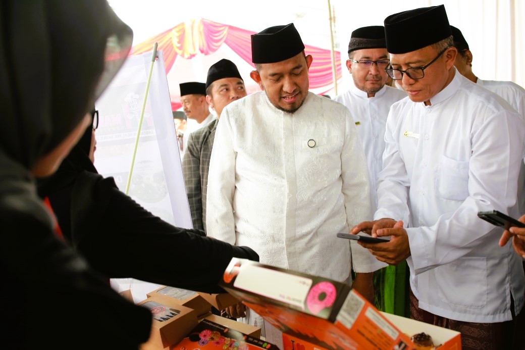 KOMPAK: Direktur BPRS Bhakti Sumekar Hairil Fajar bersama Bupati Sumenep Achmad Fauzi Wongsojudo mengunjungi salah satu stan UMKM di Kantor Pusat BPRS Bhakti Sumekar, Selasa (22/10).