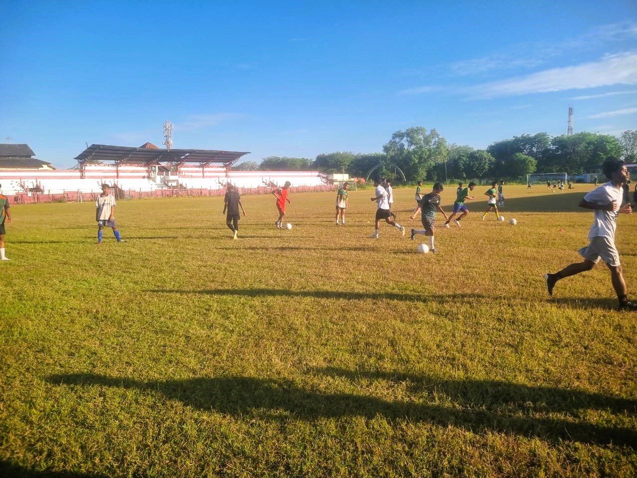 FOKUS: Sejumlah pemain sepak bola sedang latihan di GOR A Yani Sumenep, Senin (18/8).