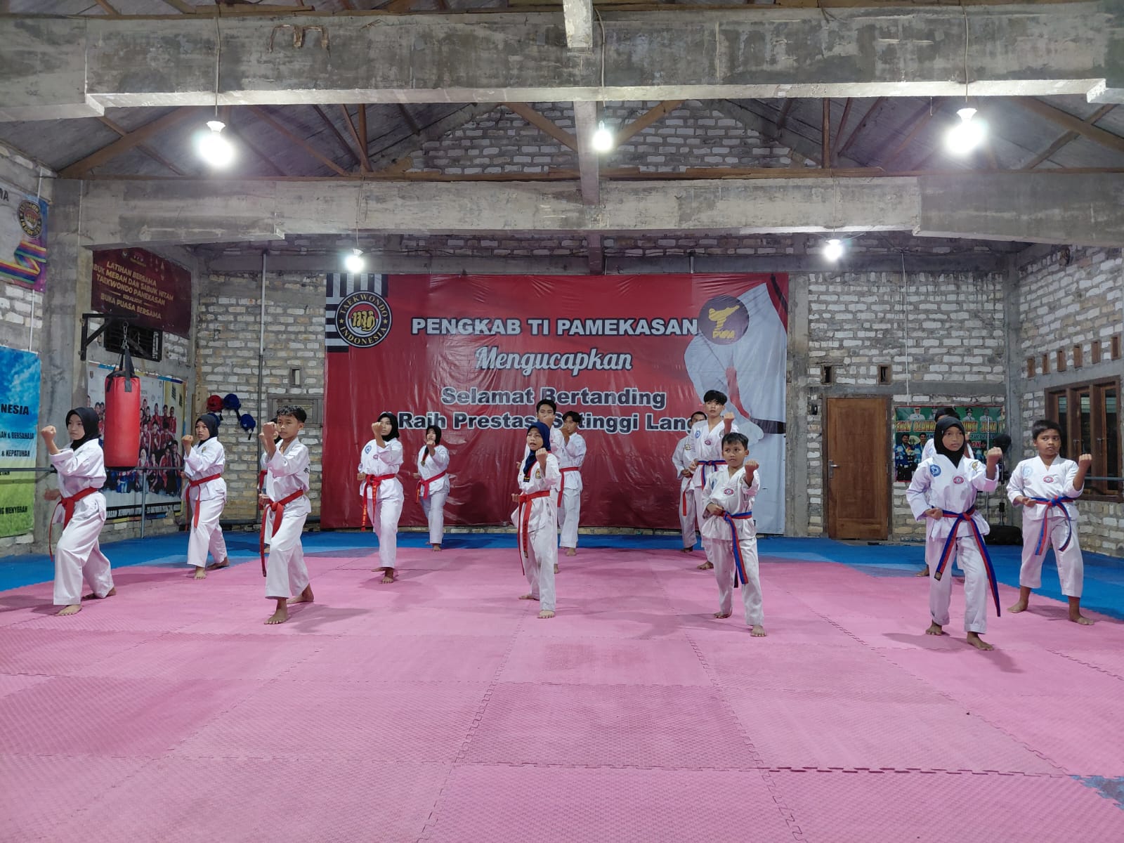 GIAT: Atlet TI Pamekasan berlatih di Dojang Taekwondo PTA Pamekasan, Desa Bettet, Kecamatan Pamekasan, Senin (17/11).