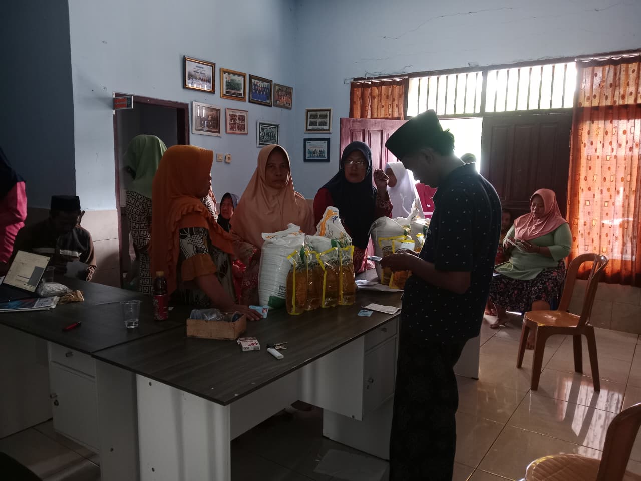 ANTUSIAS: Sejumlah warga Pasean Pamekasan sedang antre untuk menerima banpang, Selasa (18/11).