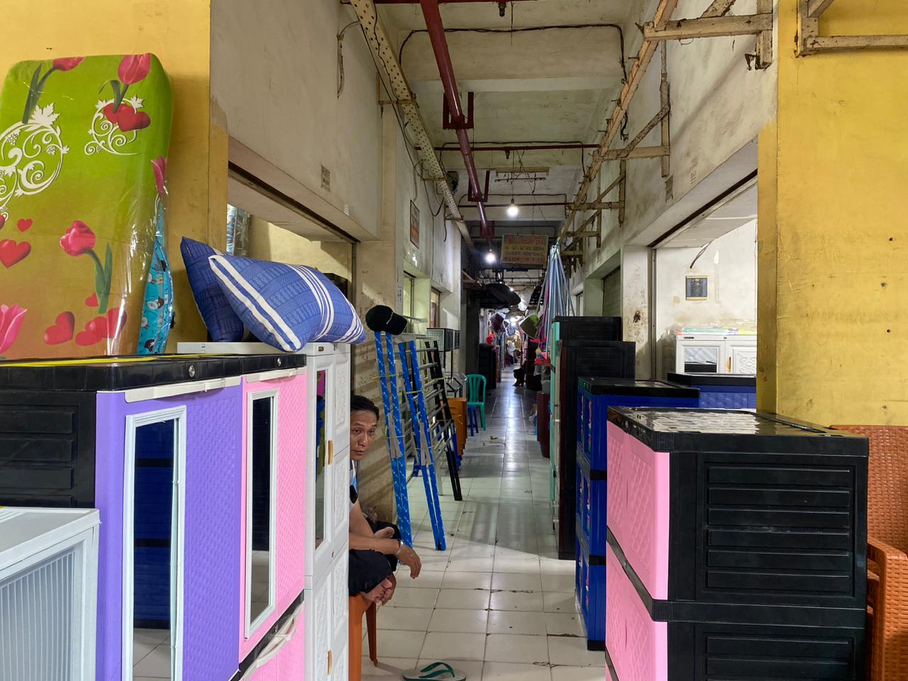 TUTUP: Pengunjung berada di sekitar kios Pasar Srimangunan, Selasa (18/11).