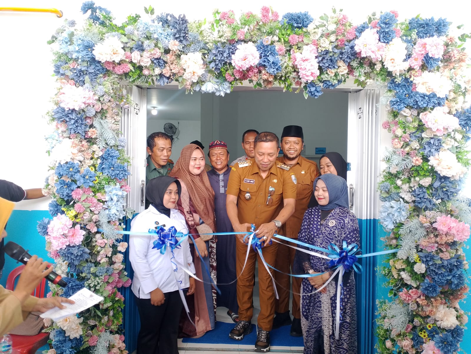 SIMBOLIS: Bupati Sampang  didampingi Wabup memotong pita saat peluncuran SPPG Taddan 001 Yayasan Sakera Muda Pangan, Desa Taddan, Kecamatan Camplong, Selass (18/11).