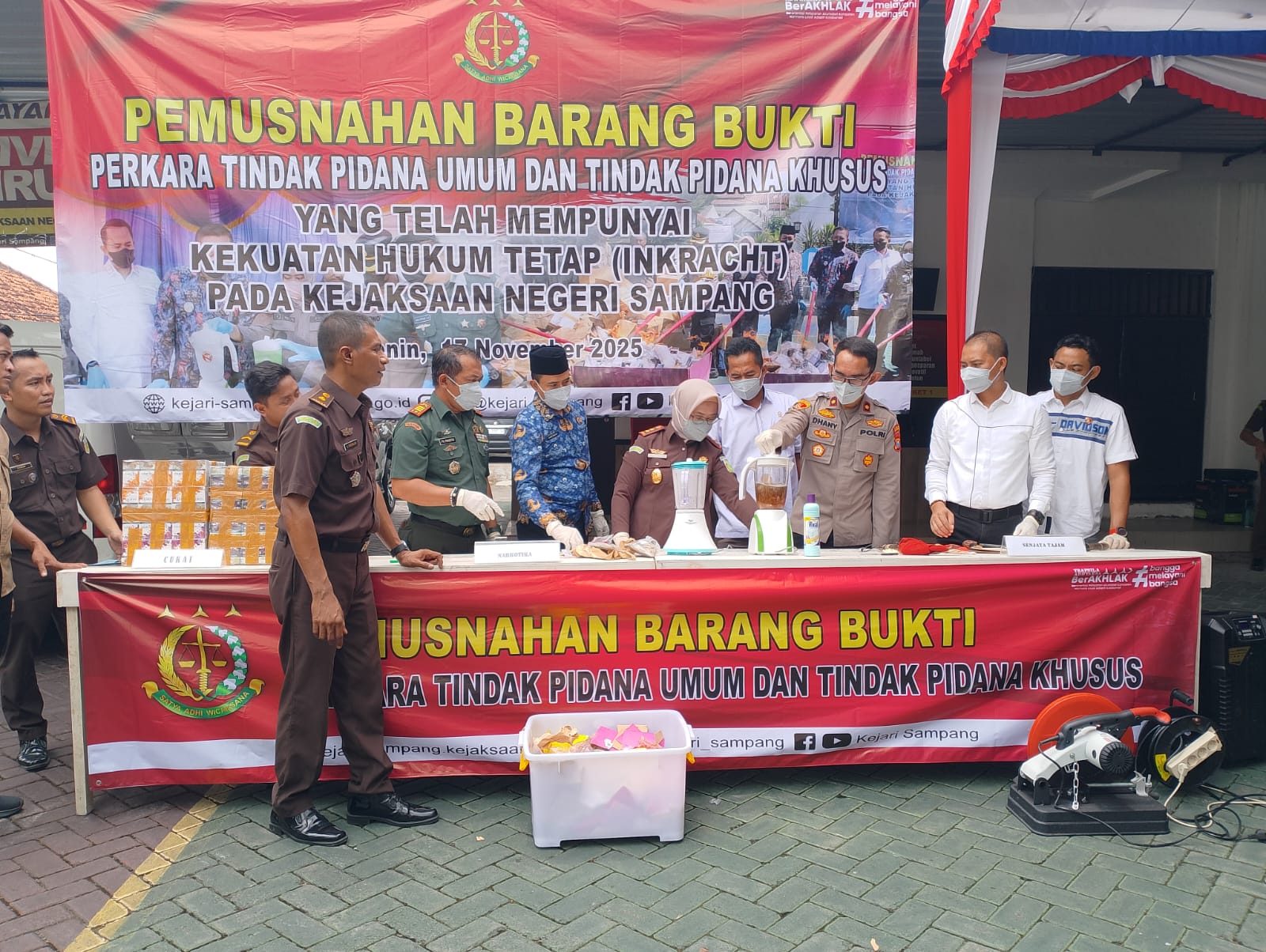 BARANG HARAM: Plh Kasatnarkoba Polres Sampang  (dua dari kanan, kemeja putih dan celana hitam) saat menghadiri pemusnahan barang bukti inkrah narkotika di Kejari Sampang, Senin (17/11).
