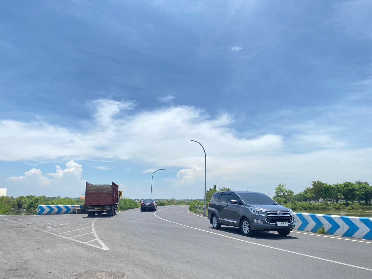 PENERANGAN: Pengendara motor melintas di dekat PJU yang terpasang di Jalan Halim Perdanakusuma, Sampang, Selasa (18/11).