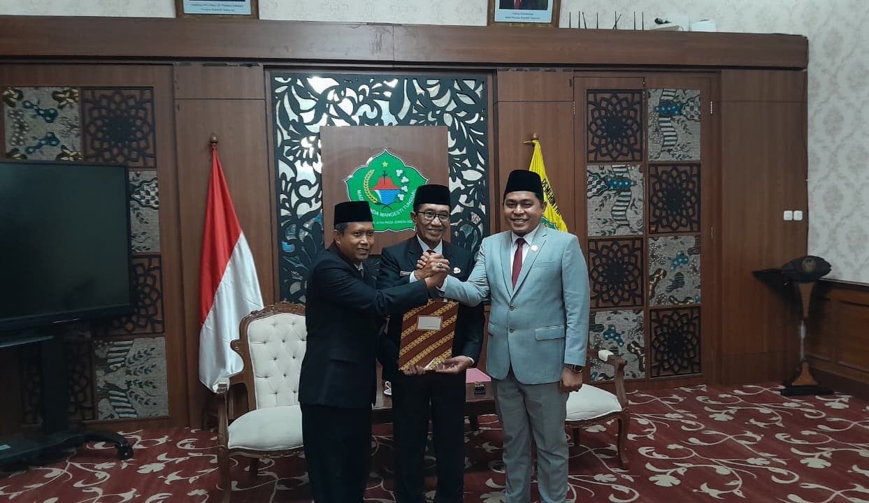 KOMITMEN: Bupati KH Kholilurrahman dan Ketua DPRD Pamekasan Ali Masykur dalam penetapan perubahan APBD 2025, Rabu (29/10).