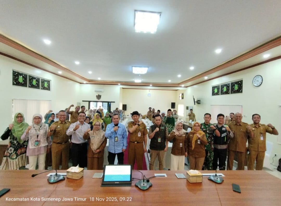 SATU TUJUAN: Pengawai Dinkes P2KB Sumenep berfoto bersama usai melakukan rakor dengan perwakilan Kemenkes dan Dinkes Provinsi di kantor bappeda, Selasa (18/11).
