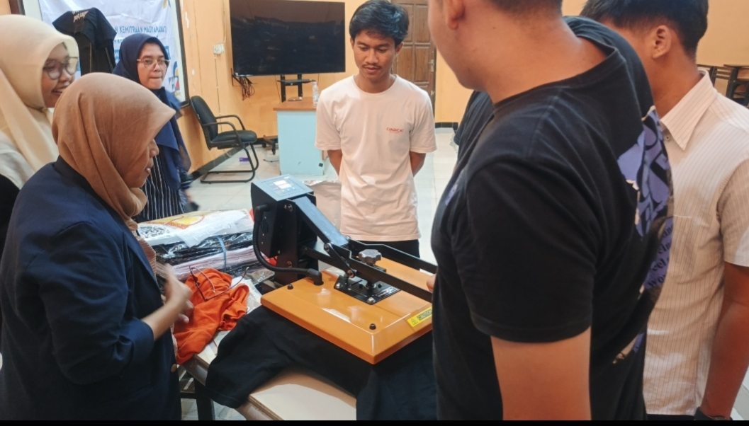 PRAKTIK: Pengoperasian alat sablon bersama mahasiswa dan dosen UTM di Bangkalan.