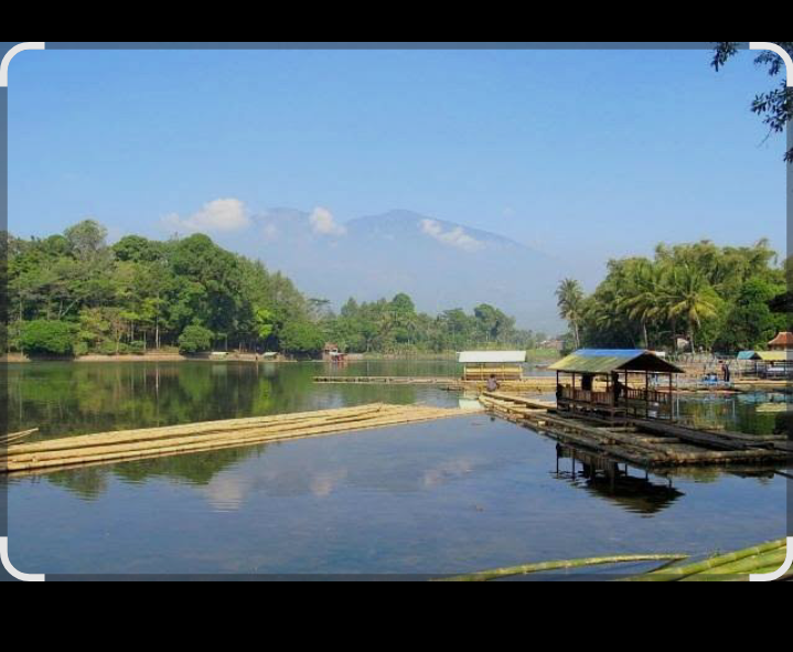 wisatawan langsung disambut pemandangan Candi Cangkuang yang berdiri anggun